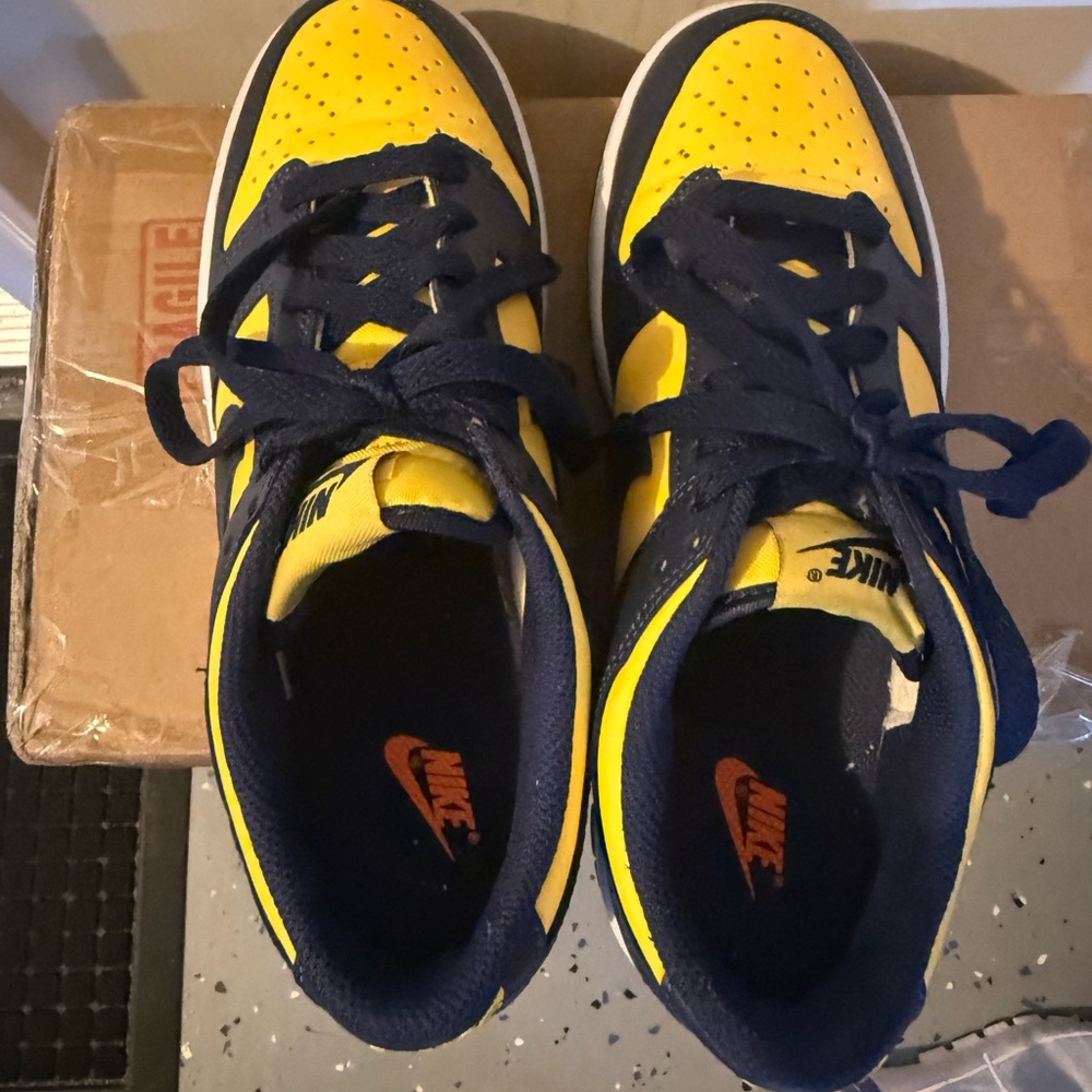 Nike Kids Low-Top Sneakers in Yellow and Navy Blue